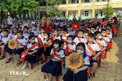 Học sinh lớp 1 Trường Tiểu học Bùi Văn Mới (quận 9) trong ngày khai giảng. (Ảnh: Thu Hoài/TTXVN)