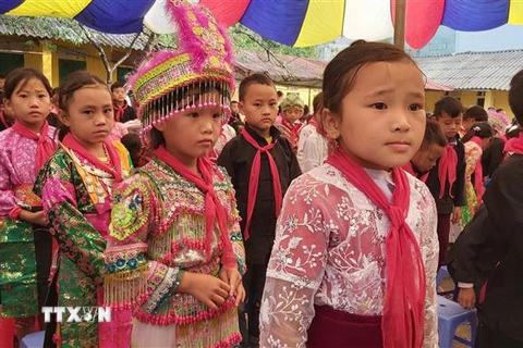 Những bộ trang phục dân tộc đủ sắc màu được các học sinh lớp 1 mặc tới dự lễ khai giảng năm học mới tại trường Tiểu học Sà Phì, huyện Đồng Văn, tỉnh Hà Giang. (Ảnh: Nguyễn Chiến/TTXVN)