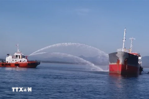 Lực lượng chức năng nỗ lực dập tắt đám cháy trên tàu chở dầu. (Ảnh: TTXVN phát)