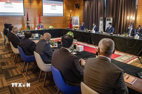 Đại diện các bên xung đột ở Libya tham gia cuộc đối thoại dưới sự chủ trì của Bộ trưởng Ngoại giao Maroc Nasser Bourita tại thị trấn ven biển Bouznika, phía nam Rabat ngày 6/9/2020. (Ảnh: AFP/TTXVN)