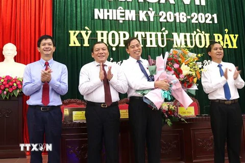 Lãnh đạo tỉnh Quảng Trị tặng hoa chúc mừng ông Nguyễn Đăng Quang (thứ 2 từ phải sang) được bầu làm Chủ tịch Hội đồng Nhân dân tỉnh Quảng Trị. (Ảnh: Nguyên Lý/TTXVN)