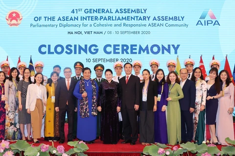 Chủ tịch Quốc hội Nguyễn Thị Kim Ngân chụp ảnh chung cùng các đại biểu tại Lễ bế mạc. (Ảnh: Trọng Đức/TTXVN)