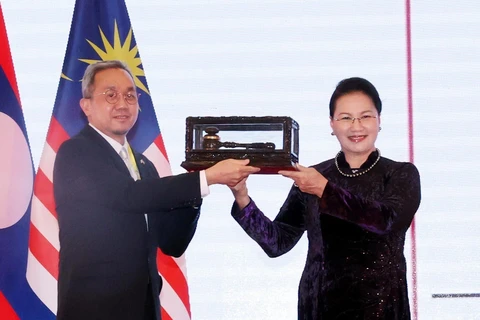 Chủ tịch Quốc hội Nguyễn Thị Kim Ngân trao búa tại chuyển giao chức Chủ tịch AIPA 2021 cho Brunei, nước chủ nhà của AIPA 42 tại Lễ bế mạc. (Ảnh: Trọng Đức/TTXVN)