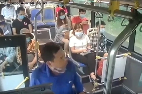 Người đàn ông có hành vi nhổ nước bọt vào nữ phụ xe buýt khi bị nhắc đeo khẩu trang. (Ảnh cắt từ clip)