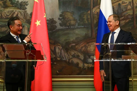 Ngoại trưởng Nga Sergei Lavrov (phải) và Ủy viên Quốc vụ kiêm Bộ trưởng Ngoại giao Trung Quốc Vương Nghị chủ trì họp báo sau cuộc gặp diễn ra thủ đô Moskva. (Nguồn: AFP)
