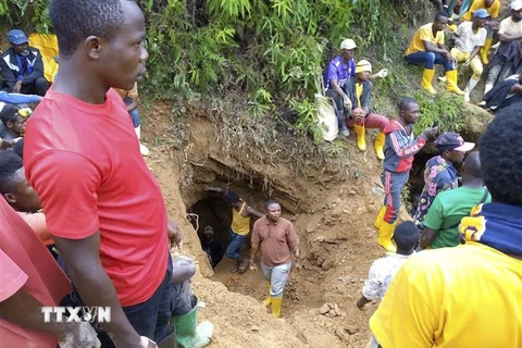 Nhân viên cứu hộ làm nhiệm vụ tại lối vào mỏ khai thác vàng thủ công sau vụ mưa lớn gây ngập lụt ở Kamituga, Nam Kivu, CHDC Congo, ngày 12/9/2020. (Ảnh: AFP/TTXVN)