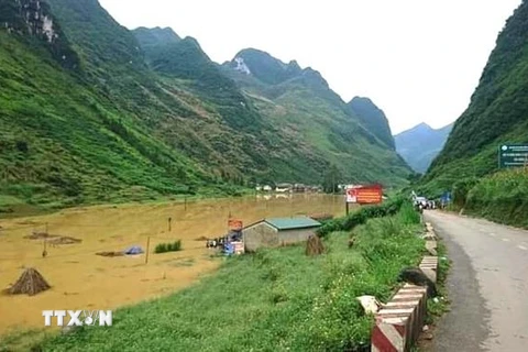 Các tuyến đường từ huyện Mèo Vạc (Hà Giang) đi các xã biên giới Thượng Phùng, Xín Cái, Sơn Vĩ có nhiều đoạn vẫn ngập sâu trong nước. (Ảnh: TTXVN phát)