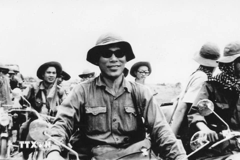Phóng viên VNTTX và TTXGP trên đường vào Sài Gòn, ngày 30/4/1975. (Ảnh: Tư liệu VNTTX)