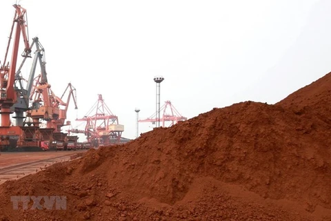 Đất hiếm chuẩn bị được đưa đi xuất khẩu tại Liên Vân Cảng ở tỉnh Giang Tô, Trung Quốc. (Nguồn: AFP/TTXVN)