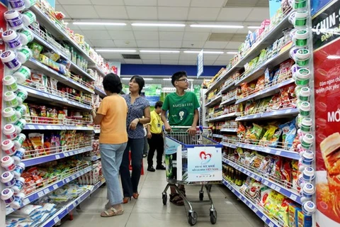 Người dân mua sắm hàng hóa tại siêu thị. (Ảnh minh họa. Nguồn: TTXVN)