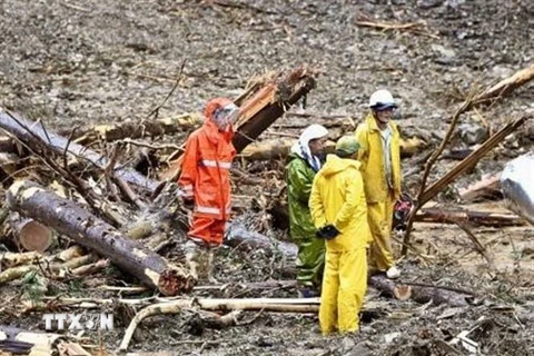 Lực lượng cứu hộ làm nhiệm vụ tại khu vực bị lở đất do ảnh hưởng của bão Haishen ở tỉnh Miyazaki, đảo Kyushu, Nhật Bản. (Ảnh: AFP/TTXVN)