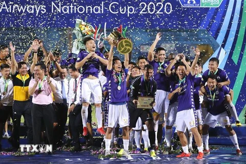 Các cầu thủ Hà Nội FC ôm Cúp ăn mừng bảo vệ thành công chức vô địch Cúp Quốc gia 2020. (Ảnh: Thành Đạt/TTXVN)