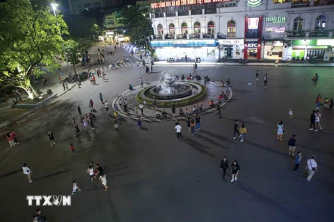 Khu vực Quảng trường Đông Kinh Nghĩa Thục ở Hà Nội bắt đầu đông đúc. (Ảnh: Tuấn Đức/TTXVN)