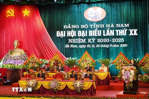 Đoàn chủ tịch Đại hội đại biểu Đảng bộ tỉnh Hà Nam lần thứ XX, nhiệm kỳ 2020-2025. (Ảnh Đại Nghĩa/TTXVN)