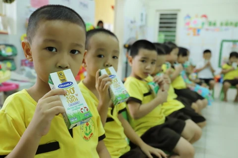 Giờ uống sữa tại các trường mầm non ở Đà Nẵng trong ngày nhập học đầu tiên sau giãn cách. (Nguồn: Vietnam+)