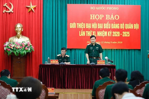 Thiếu tướng Nguyễn Văn Đức, Cục trưởng Cục Tuyên huấn, Tổng cục Chính trị QĐND Việt Nam cung cấp thông tin cho báo chí. (Ảnh: Dương Giang/TTXVN)