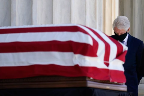 Cựu Tổng thống Mỹ Bill Clinton bày tỏ lòng kính trọng đối với nữ Thẩm phán Ginsburg. (Nguồn: Getty Images)