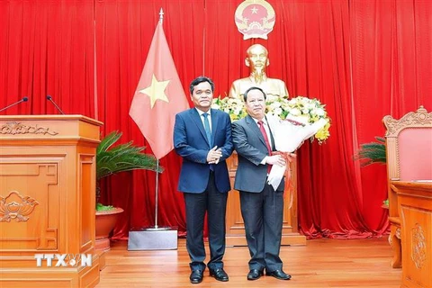 Ông Châu Ngọc Tuấn (bên phải) được bầu giữ chức vụ Chủ tịch Hội đồng nhân dân tỉnh Gia Lai khóa XI (nhiệm kỳ 2016-2021). (Ảnh: Đức Thụy/TTXVN phát)