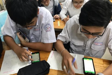 [Audio] Có nên cho học sinh dùng điện thoại trong lớp học?