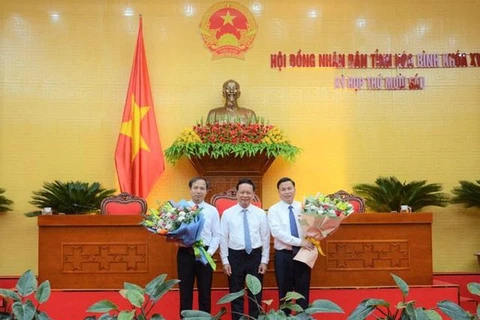 Ông Bùi Văn Tỉnh, Bí thư Tỉnh ủy Hòa Bình tặng hoa chúc mừng 2 Phó Chủ tịch UBND tỉnh. (Nguồn: Baochinhphu.vn)