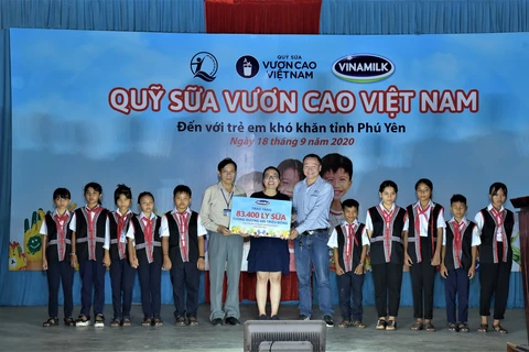 Năm 2020, Vinamilk và Quỹ sữa Vươn cao Việt Nam trao tặng 83.400 ly sữa, tương đương khoảng 600 triệu đồng cho 930 trẻ em có hoàn cảnh khó khăn tại tỉnh Phú Yên.