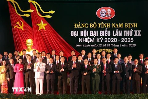 Ban Chấp hành Đảng bộ tỉnh Nam Định khóa XX, nhiệm kỳ 2020-2025 ra mắt Đại hội. (Ảnh: Văn Đạt/TTXVN)