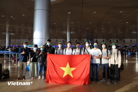 Các sinh viên Việt Nam tại sân bay. (Nguồn: Vietnam+)