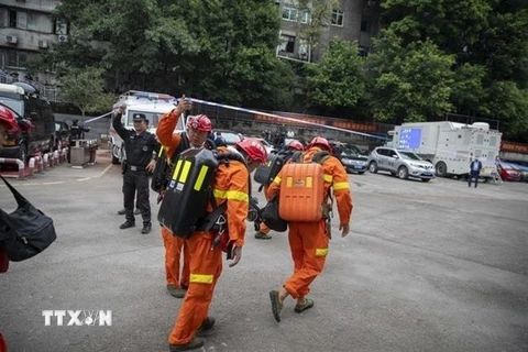 Lực lượng cứu hộ được triển khai tới mỏ khai thác than ở Trùng Khánh, Trung Quốc sau vụ rò rỉ khí carbon monoxide CO ngày 27/9/2020. (Ảnh: THX/TTXVN)