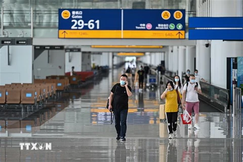Hành khách đeo khẩu trang phòng lây nhiễm COVID-19 tại sân bay ở Vũ Hán, tỉnh Hồ Bắc, Trung Quốc, ngày 14/7/2020. (Ảnh: THX/TTXVN)