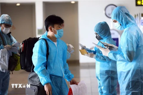 Hành khách về Việt Nam phải đáp ứng các thủ tục phòng, chống dịch bệnh vô cùng nghiêm ngặt. (Ảnh: Huy Hùng/TTXVN)