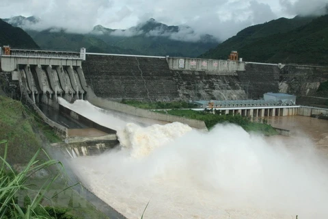 Thủy điện Sơn La đã tiến hành mở cửa xả đáy. (Ảnh: Nguyễn Chiến/TTXVN)