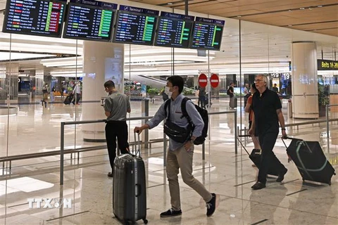 Hành khách tại Sân bay quốc tế Changi ở Singapore. (Ảnh: AFP/TTXVN)