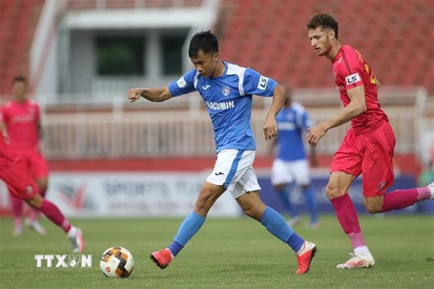 Pha tranh bóng giữa đội chủ nhà Sài Gòn FC (áo đỏ) và Than Quang Ninh (áo xanh). (Ảnh: Thanh Vũ/TTXVN)