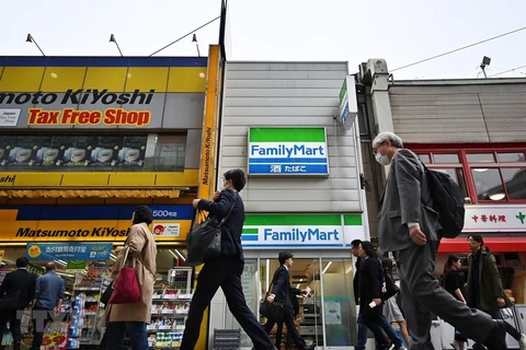 Người dân trên một đường phố ở Tokyo, Nhật Bản. (Ảnh: AFP/TTXVN)
