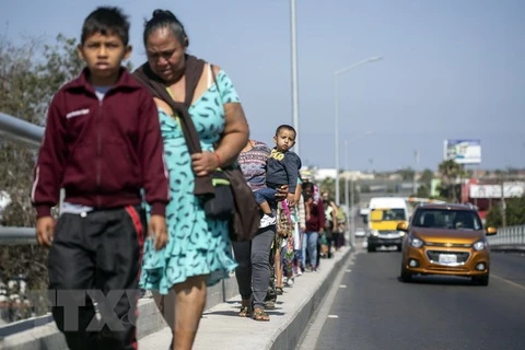 Người di cư tiến về khu vực biên giới Mexico-Mỹ ở Tijuana, bang Baja California (Mexico). (Ảnh: AFP/TTXVN)