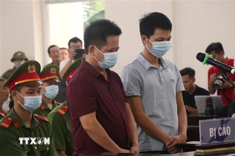 Bị cáo Nguyễn Văn Thiện và Lăng Văn Vân tại phiên tòa. (Ảnh: Thanh Thương/TTXVN)
