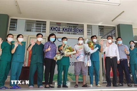 Đội ngũ y, bác sỹ, lãnh đạo Bệnh viện dã chiến Hòa Vang vui mừng khi công bố bệnh nhân mắc COVID-19 cuối cùng khỏi bệnh ngày 23/9. (Ảnh: Văn Dũng/TTXVN)