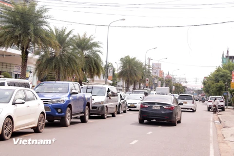 Dù lưu lượng xe khá cao nhưng đường phố tại thủ đô Vientiane ít khi bị tắc nghẽn. (Ảnh: Phạm Kiên/Vietnam+)