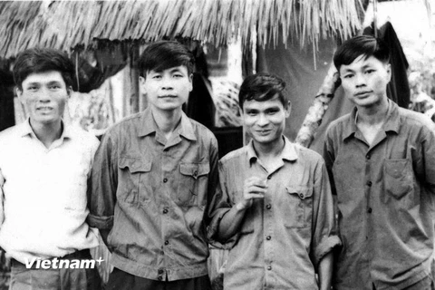 Đồng chí Dương Đức Quảng (thứ hai từ trái sang) tại chiến trường Quảng Đà.