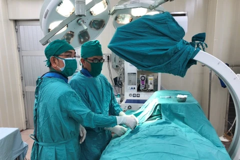 Các bác sỹ Bệnh viện đa khoa Long An thực hiện phẫu thuật đặt máy tạo nhịp cho bệnh nhân H.