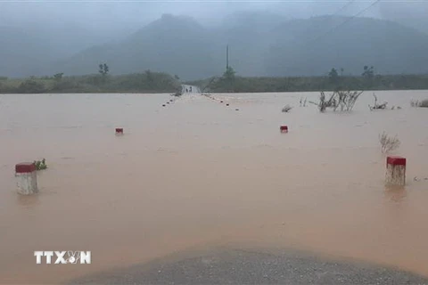 Cầu tràn ở xã A Bung, huyện Đakrông, tỉnh Quảng Trị bị ngập nước do mưa lớn. (Ảnh: TTXVN phát)
