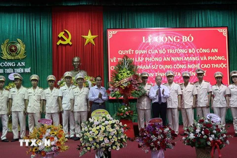 Lãnh đạo tỉnh Thừa Thiên-Huế tặng hoa chúc mừng cán bộ, chiến sỹ Phòng An ninh mạng và phòng chống tội phạm sử dụng công nghệ cao thuộc Công an tỉnh Thừa Thiên-Huế. (Ảnh: Đỗ Trưởng/TTXVN)