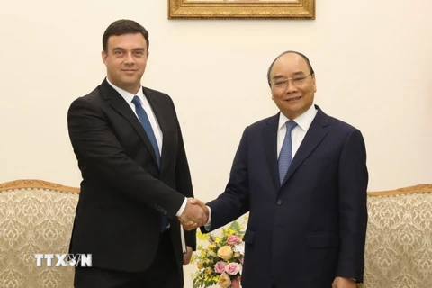 Thủ tướng Nguyễn Xuân Phúc và ông Nadav Eshcar, Đại sứ Israel tại Việt Nam. (Ảnh: Văn Điệp/TTXVN)
