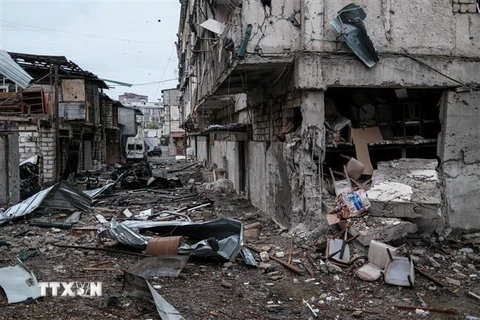 Những tòa nhà bị phá hủy trong xung đột giữa lực lượng Armenia và binh sỹ Azerbaijan tại thành phố Stepanakert, thủ phủ khu vực tranh chấp Nagorny-Karabakh ngày 5/10/2020. (Ảnh: AFP/TTXVN)