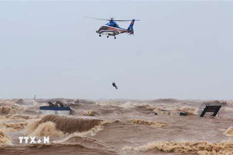 Trực thăng do Bộ Quốc phòng điều động đang cứu người trên tàu Vietship 01. (Ảnh: Hồ Cầu/TTXVN)
