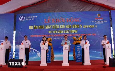 Các đại biểu thực hiện nghi thức ấn nút khởi động Dự án Nhà máy điện gió Hòa Bình 5. (Ảnh: Nhật Bình/TTXVN)