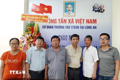 Các thế hệ phóng viên Cơ quan thường trú Thông tấn xã Việt Nam tại tỉnh Long An. (Ảnh: Đức Hạnh/TTXVN)
