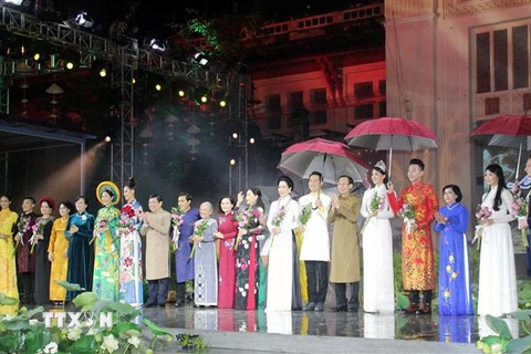 Đại diện lãnh đạo Thành phố Hồ Chí Minh tặng hoa cho Đại sứ hình ảnh của Lễ hội Áo dài Thành phố Hồ Chí Minh lần thứ 7 năm 2020. (Ảnh: Mỹ Phương/TTXVN)