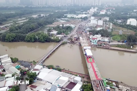 Toàn cảnh dự án xây dựng cầu Phước Lộc (mới) bên cạnh cầu Phước Lộc hiện hữu. (Ảnh: Tiến Lực/TTXVN)