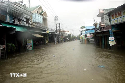 Nhiều tuyến đường ở Quảng Nam bị ngập trong nước. (Ảnh: Trịnh Bang Nhiệm/TTXVN)